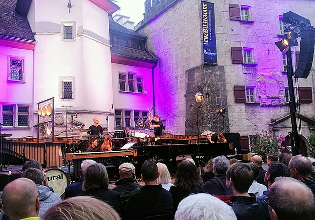 <em>Grossartiger Abschluss der 10. Lenzburgiade: </em>Perkussionist Martin Grubinger und Freunde im Hof von Schloss Lenzburg. Foto: Fritz Thut