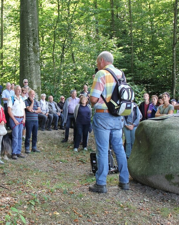 <em>Auf dem höchsten Punkt von Niederlenz:</em> Dorfchronist Willi Bürgi erklärt die Geschichte des Steins. Foto: Alfred Gassmann
