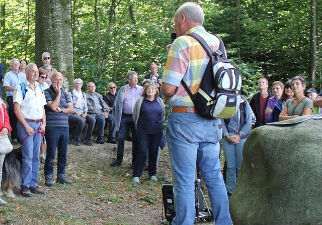<em>Auf dem höchsten Punkt von Niederlenz:</em> Dorfchronist Willi Bürgi erklärt die Geschichte des Steins. Foto: Alfred Gassmann