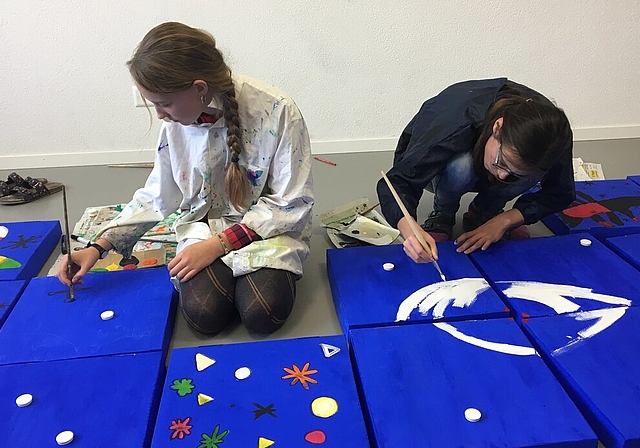 <em>Klassenübergreifendes Kunstwerk: </em>Schüler der Schule Dintikon an der Arbeit. Foto: zvg