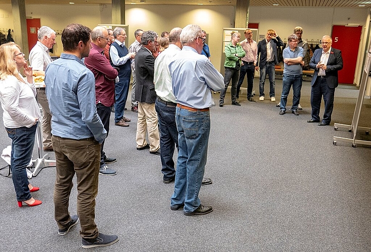 <em>Veranstaltung zur neuen Rechtsform: </em>Jürg Link (rechts) informiert die Teilnehmer.Foto: PWi