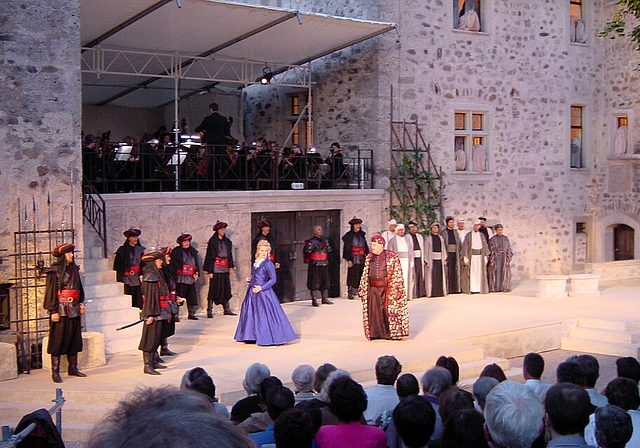 <em>Der Anfang einer kurzen Tradition:</em> Die erste Schloss-Hallwyl-Oper «Die Entführung aus dem Serail» im Jahr 2003. Archivfoto: Fritz Thut