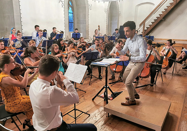 Fulminanter Auftakt: Das Aarauer Studentenorchester Astor unter Leitung von Ramin Abbassi im Rittersaal von Schloss Lenzburg. Foto: Fritz Thut