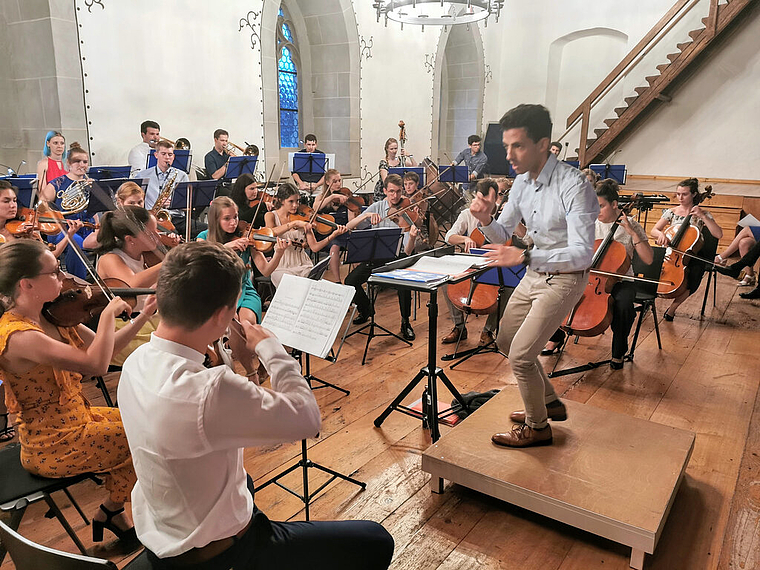 Fulminanter Auftakt: Das Aarauer Studentenorchester Astor unter Leitung von Ramin Abbassi im Rittersaal von Schloss Lenzburg. Foto: Fritz Thut