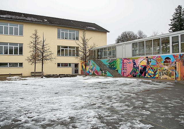 Steigender Raumbedarf: Das Schulhaus soll mit einem Zwischenbau erweitert werden.Foto:  zvg