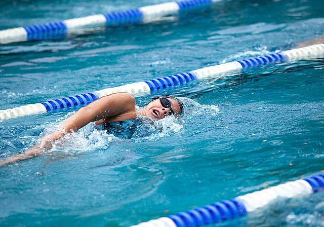 In ihrem Element: Die Lenzburger Para-Sportlerin Nora Meister im Schwimmbecken. Archivfoto: zvg/Célina Hangl
