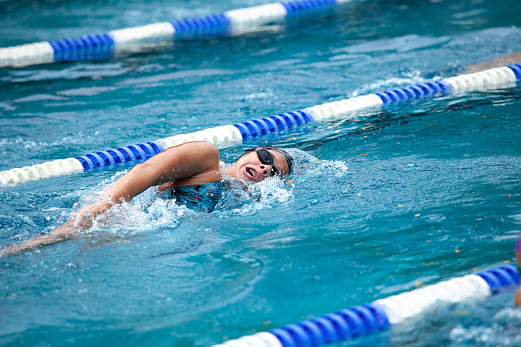 In ihrem Element: Die Lenzburger Para-Sportlerin Nora Meister im Schwimmbecken. Archivfoto: zvg/Célina Hangl
