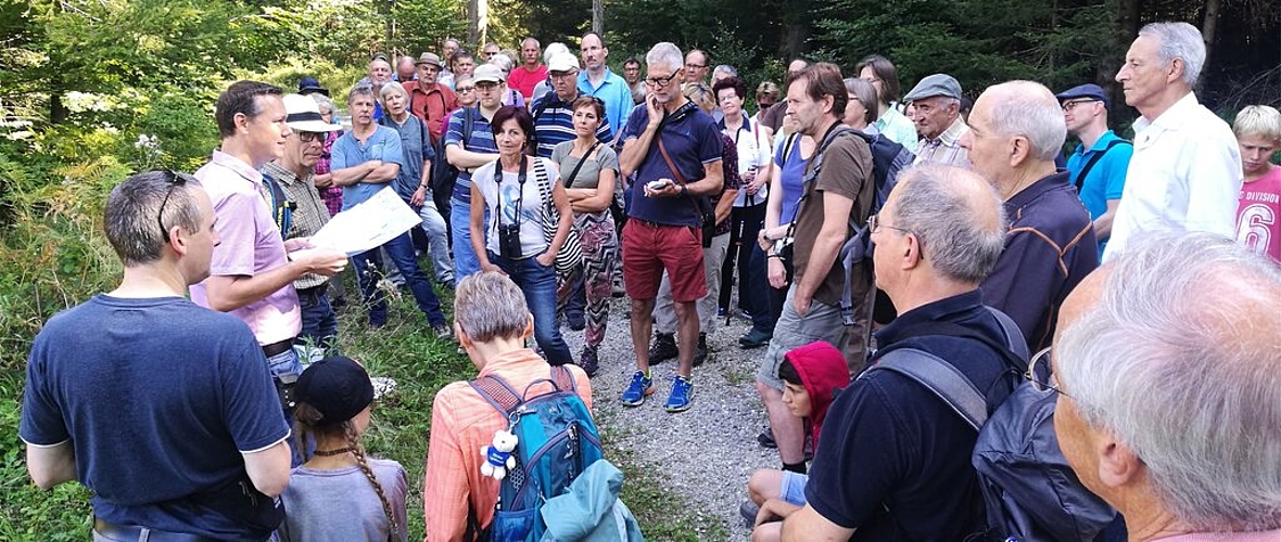Interessantes vermittelt: Patrick Steiger (mit Blatt) orientiert eine Gruppe am «Lenzburger Umgang» über Aspekte der Wasserversorgung. Foto: Fritz Thut