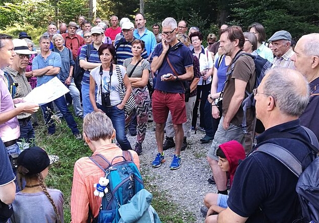 Interessantes vermittelt: Patrick Steiger (mit Blatt) orientiert eine Gruppe am «Lenzburger Umgang» über Aspekte der Wasserversorgung. Foto: Fritz Thut