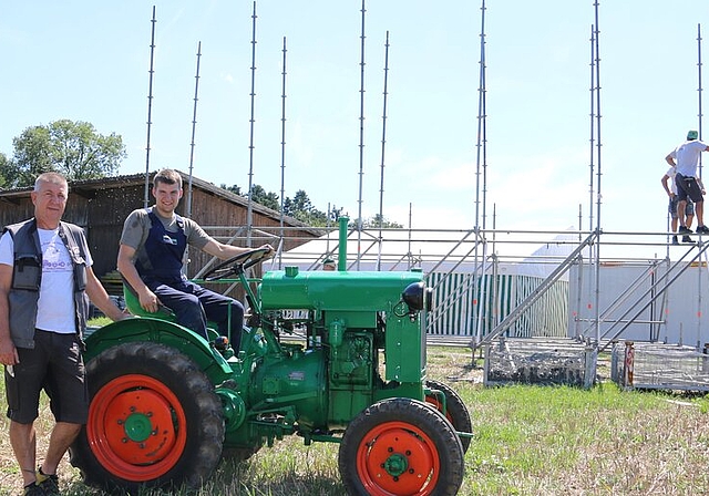 Die Aufbauarbeiten für das 9. internationale Traktorentreffen in Möriken sind in vollem Gang: Im Bild Jakob Gebhard und Philipp Fehlmann vom Organisationskomitee auf einem Elfer Deutz mit Jahrgang1954. Foto: Melanie Solloso