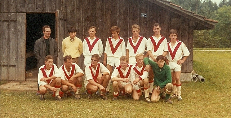 Mit dem roten V auf der Brust: Die Aktivmannschaft des FC Auenstein in den frühen 1970er-Jahren. Foto: zvg