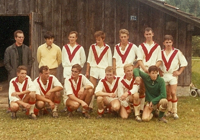 Mit dem roten V auf der Brust: Die Aktivmannschaft des FC Auenstein in den frühen 1970er-Jahren. Foto: zvg