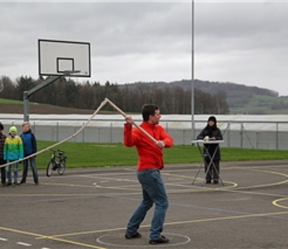 <em>Engagierte Teilnehmer und konzentrierter Punktrichter:</em> Szenen vom Chlausklöpf-Wettbewerb in Ammerswil. Foto: René Gehrig
