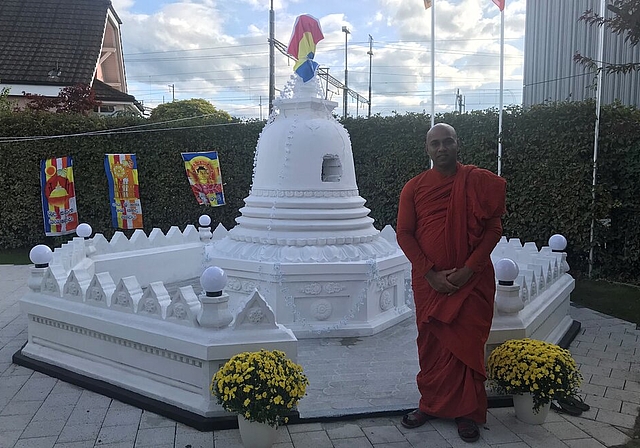 <em>Freude über den Stupa: </em>Bante Ariyaseela, einer der drei in Lenzburg lebenden buddhistischen Mönche aus Sri Lanka. Foto: Hanny Dorer