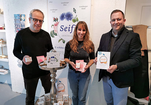 Präsentieren Gutschein-Set: Rafael Enzler, Co-Präsident Landschaftstheater, Meret Radi, «Feuervogel»-Produktionsleiterin, und Marc Seidel, Leiter Museum Burghalde. Foto: Fritz Thut