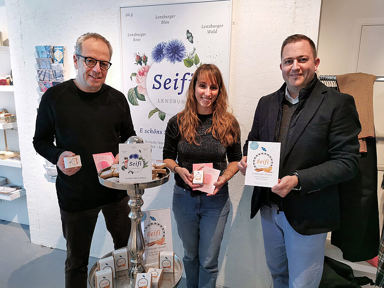 Präsentieren Gutschein-Set: Rafael Enzler, Co-Präsident Landschaftstheater, Meret Radi, «Feuervogel»-Produktionsleiterin, und Marc Seidel, Leiter Museum Burghalde. Foto: Fritz Thut