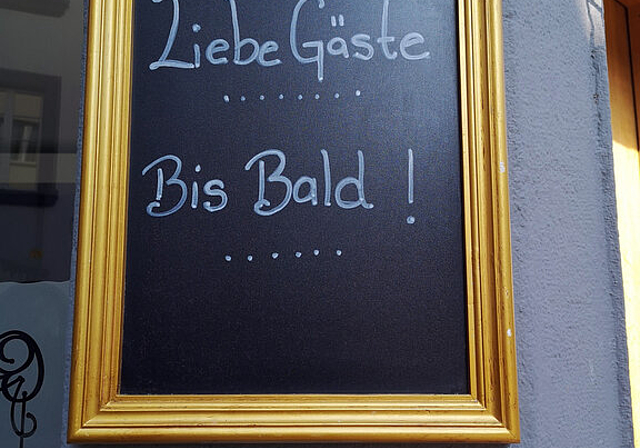Gewerbe schuf Alternativen im Internet, mit Takeaway und Hauslieferdiensten: Grussbotschaft an einem Lenzburger Restaurant. Foto: Fritz Thut