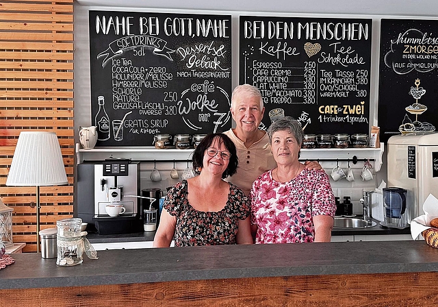 Gastgeberin Regi Stern mit den freiwilligen Helfern Theo und Renate Müller.Foto: Verena Schmidtke