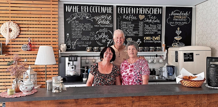 Gastgeberin Regi Stern mit den freiwilligen Helfern Theo und Renate Müller.Foto: Verena Schmidtke