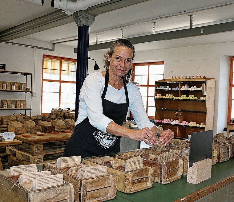 Hier entstehen die Rezepturen und die Naturseifen: Nadja Oberhänsli in ihrer Produktionsstätte. Foto: Melanie Bär