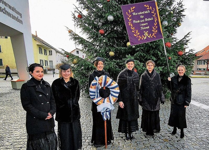 Austrommeln auf dem Meisterschwander Dorfplatz: Der Vorstand mit Corina Ettlin, Sabrina Siegrist, Sarah Hunziker, Delphine Schmitt, Sandra Meneghin und Pia Ingold. Foto: Fritz Thut
