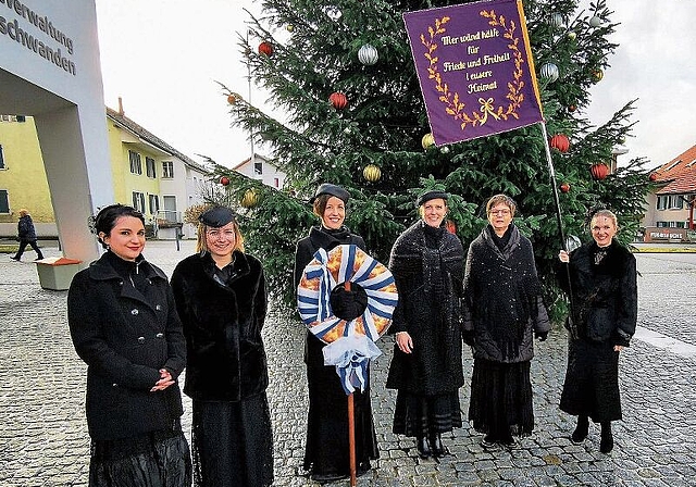 Austrommeln auf dem Meisterschwander Dorfplatz: Der Vorstand mit Corina Ettlin, Sabrina Siegrist, Sarah Hunziker, Delphine Schmitt, Sandra Meneghin und Pia Ingold. Foto: Fritz Thut
