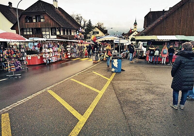 Dreimal nur auf der Ostseite des Kreuzplatzes: Der Seenger Frühlingsmarkt auf der Oberdorfstrasse. Foto: Fritz Thut