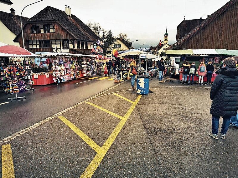 Dreimal nur auf der Ostseite des Kreuzplatzes: Der Seenger Frühlingsmarkt auf der Oberdorfstrasse. Foto: Fritz Thut
