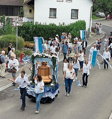Gleichzeitiges Jubiläum: Die Kirche führte am Umzug eine Glocke mit.Fotos: Andreas Walker