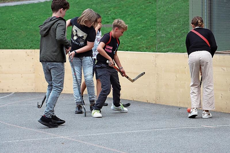 Jungs und Mädchen schenken sich nichts: Beim Streethockey sind alle gleich. Foto:  Rinaldo Feusi