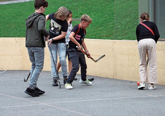 Jungs und Mädchen schenken sich nichts: Beim Streethockey sind alle gleich. Foto:  Rinaldo Feusi