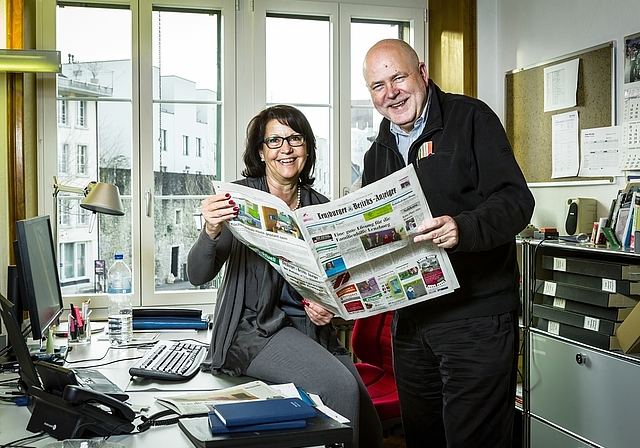 Die scheidende Redaktionsleiterin Beatrice Strässle mit ihrem Nachfolger Fritz Thut, der von der AZ zum Lenzburger Bezirks-Anzeiger wechselt. Foto: Chris Iseli