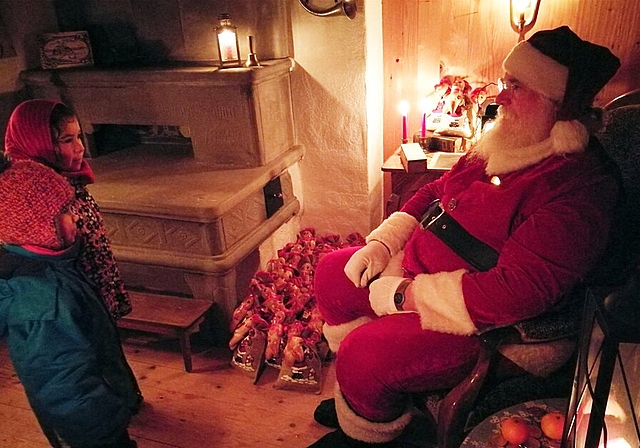 Ein Chlaussäckli für ein Versli: Privataudienz beim Samichlaus im Stöckli des «Lüscher-Guts» in Seon. Foto: Fritz Thut