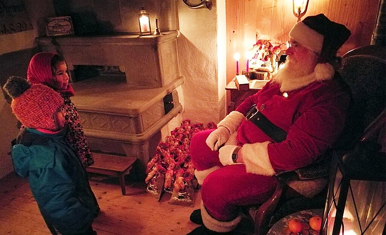 Ein Chlaussäckli für ein Versli: Privataudienz beim Samichlaus im Stöckli des «Lüscher-Guts» in Seon. Foto: Fritz Thut