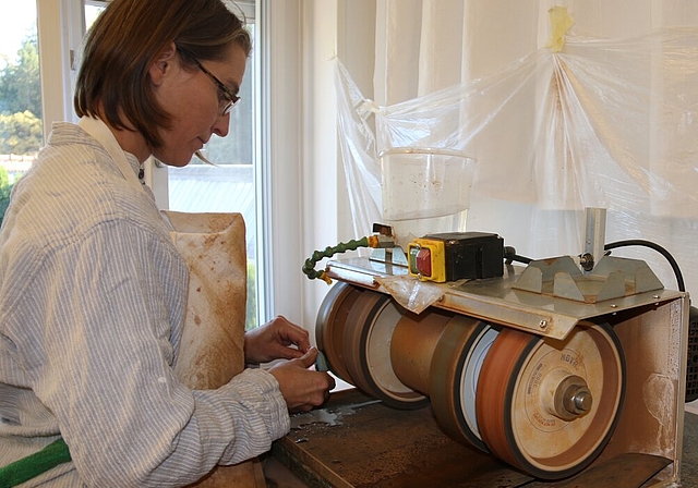 Feinstarbeit: Claudia Röthenmund beim Opalschleifen. Foto: MS
