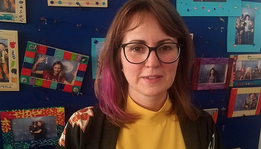 <em>Engagiert:</em> Fotofestival-Leiterin Margherita Guerra vor Kinder-Workshop-Fotos. <em>Engagiert:</em> Fotofestival-Leiterin Margherita Guerra vor Kinder-Workshop-Fotos.