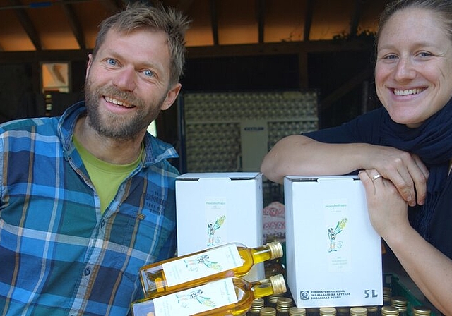 <em>Bereit:</em> Lukas Häusler und Marie-Laure Mottier mit dem fertig abgefüllten Rapsöl. Foto: zvg