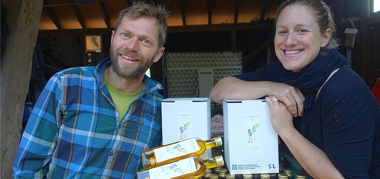 <em>Bereit:</em> Lukas Häusler und Marie-Laure Mottier mit dem fertig abgefüllten Rapsöl. Foto: zvg