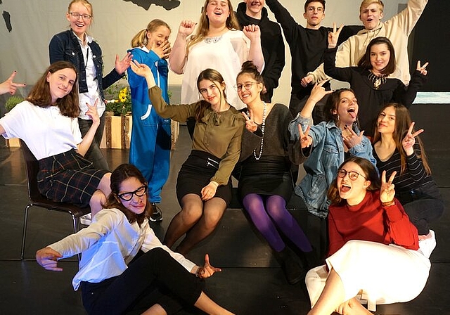 <em>Gemeinschaftswerk:</em> Das Team des Lenzburger Schultheaters «Fuck off, please». Foto: StO