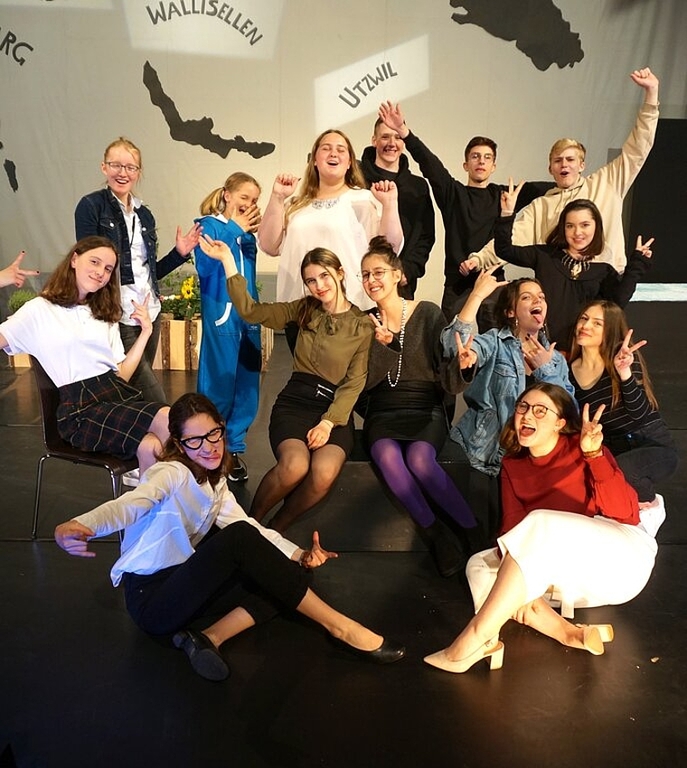 <em>Gemeinschaftswerk:</em> Das Team des Lenzburger Schultheaters «Fuck off, please». Foto: StO