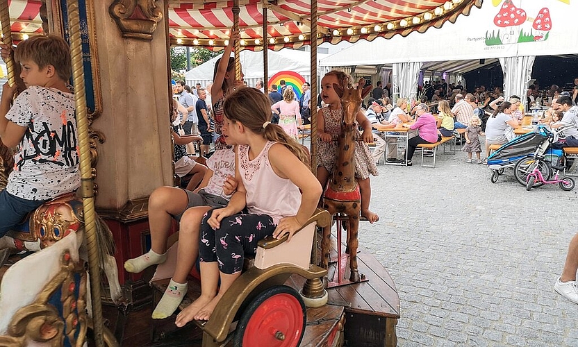 <em>Tatsächlich «es Fescht für alli»:</em> Kinderkarussell vor dem Festzelt auf dem Meisterschwander Dorfplatz. Fotos: Fritz Thut
<em>Tatsächlich «es Fescht für alli»:</em> Kinderkarussell vor dem Festzelt auf dem Meisterschwander Dorfplatz. Fotos: Fritz Thut