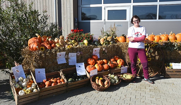 <em>Ein Fülle von verschiedenen Kürbissen:</em> Organisatorin Christa Siegrist vor einem Teil der Auslage. Foto: Andreas Walker