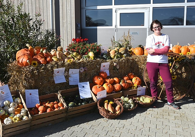 <em>Ein Fülle von verschiedenen Kürbissen:</em> Organisatorin Christa Siegrist vor einem Teil der Auslage. Foto: Andreas Walker