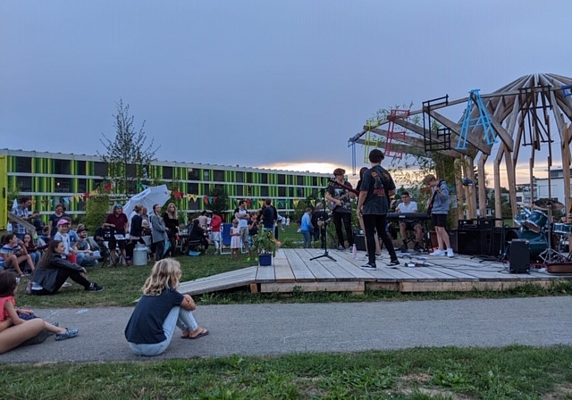 Stimmungsvoller Abschluss: «The Cheap Jeans» vor dem Widmi-Teegarten. Foto: zvg