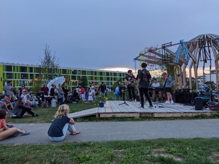 Stimmungsvoller Abschluss: «The Cheap Jeans» vor dem Widmi-Teegarten. Foto: zvg