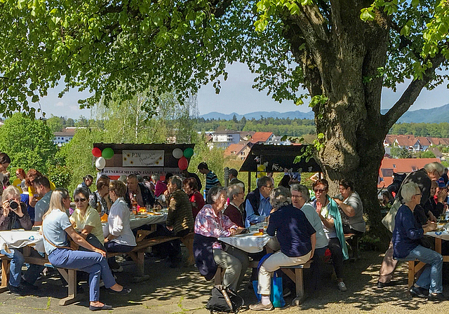 Unter der Linde: Die Atmosphäre mit Verkaufsständen und Sitzgelegenheiten vor der Kirche könnte nicht besser sein. Foto: Ursula Radtke
