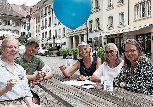 Das Umfrageteam der Lenzburger Gesellschaftskommission präsentiert den QR-Code mit dem Link zur Umfrage: Irene Obi, Christoph Kneuss, Anja Kroll, Myriam Schläpfer und Umfrageleiterin Christine Ziegler. Foto: zvg