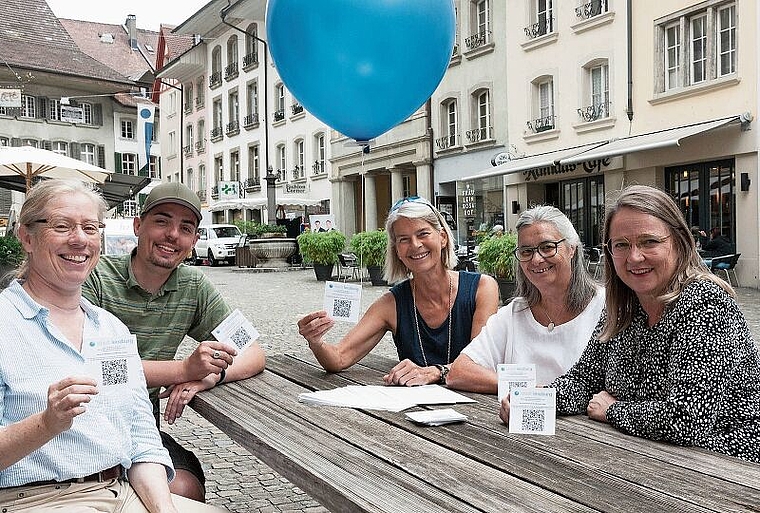 Das Umfrageteam der Lenzburger Gesellschaftskommission präsentiert den QR-Code mit dem Link zur Umfrage: Irene Obi, Christoph Kneuss, Anja Kroll, Myriam Schläpfer und Umfrageleiterin Christine Ziegler. Foto: zvg