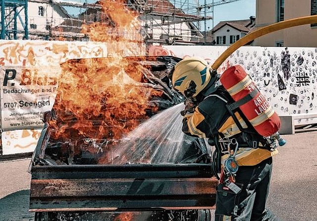 Schwierige Aufgabe: Zwei Personen und eine Gasflasche fanden die Teilnehmenden in diesem brennenden Auto. Foto: zvg
