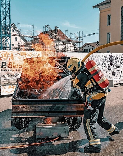 Schwierige Aufgabe: Zwei Personen und eine Gasflasche fanden die Teilnehmenden in diesem brennenden Auto. Foto: zvg
